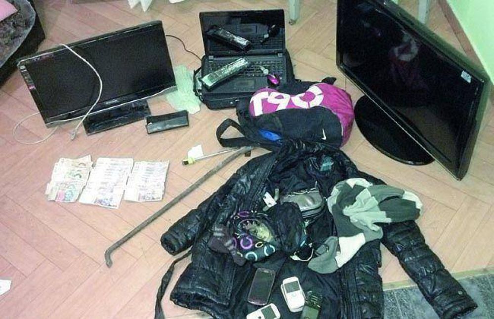 Cinco detenidos por robo a una casa