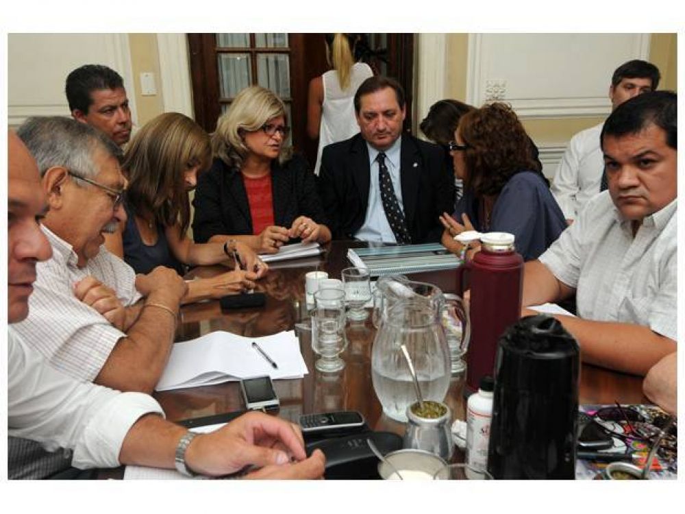 Docentes piden actualizar los sueldos en reuni�n paritaria