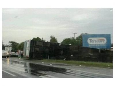 Once heridos de una escuela de Santa Fe al volcar un micro en la autopista a Buenos Aires