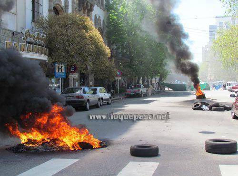 Sigue el acampe frente a la Municipalidad