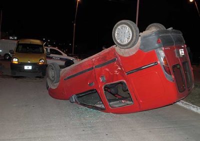 Choque y asombroso vuelco sin heridos en una rotonda