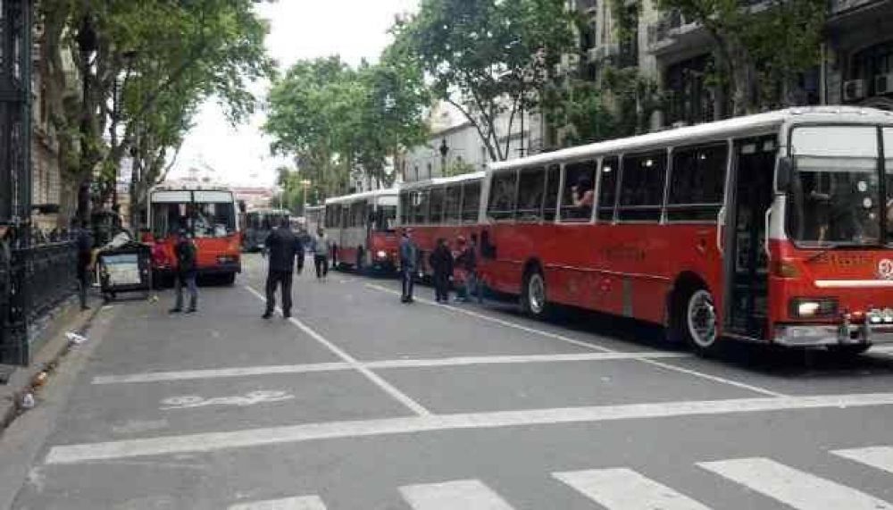 Despu�s de diez d�as, levantaron el acampe en Avenida de Mayo