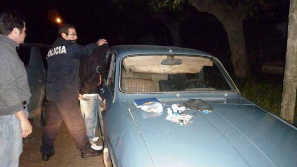 Detienen a un sujeto que vend�a drogas a bordo de un Renault 12