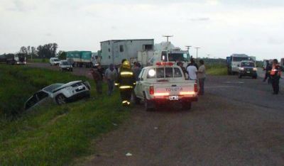 Una mujer herida al chocar camioneta con un cami�n que iba de Jun�n a Rojas