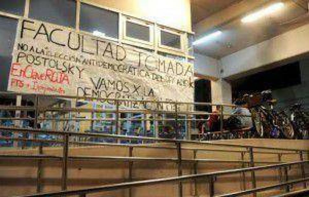 Estudiantes vuelven a tomar la Facultad de Sociales