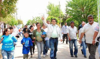 Guti�rrez cerr� la campa�a 2013 con una multitudinaria caravana
