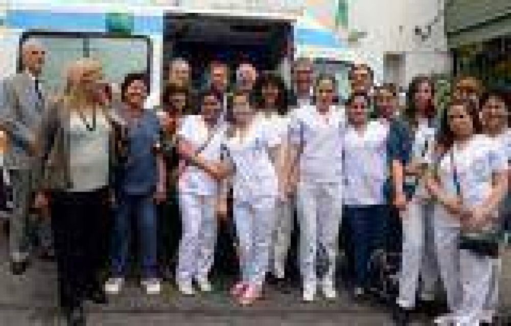 Junto a Ferraresi, el ministro Collia puso en funcionamiento el �rea neonatolog�a del Hospital Ana Goit�a 