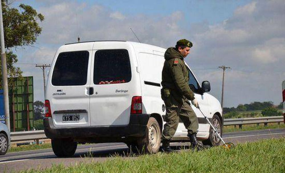 Dos ladrones murieron al tirotearse con policIas que custodiaban un blindado