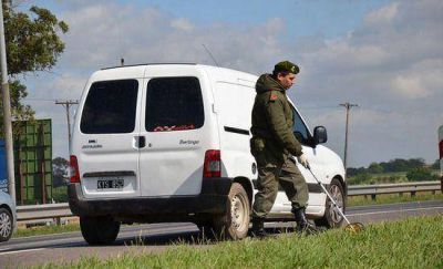 Dos ladrones murieron al tirotearse con policIas que custodiaban un blindado