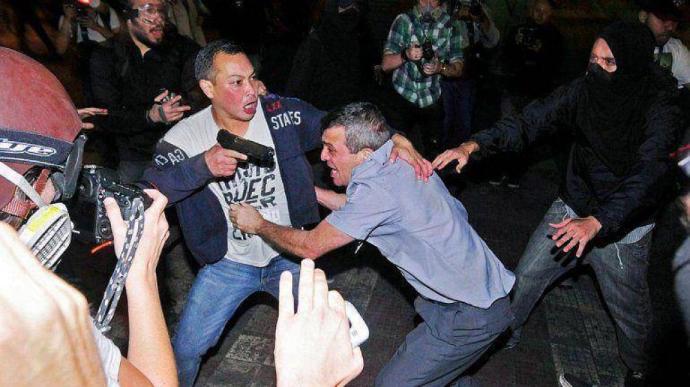 Brasil: anarquistas apalearon a un polic�a que debi� ser rescatado