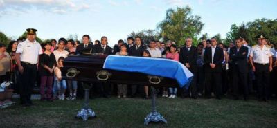 El comisario y el prosecretario judicial fueron despedidos con dolor, entre l�grimas y aplausos