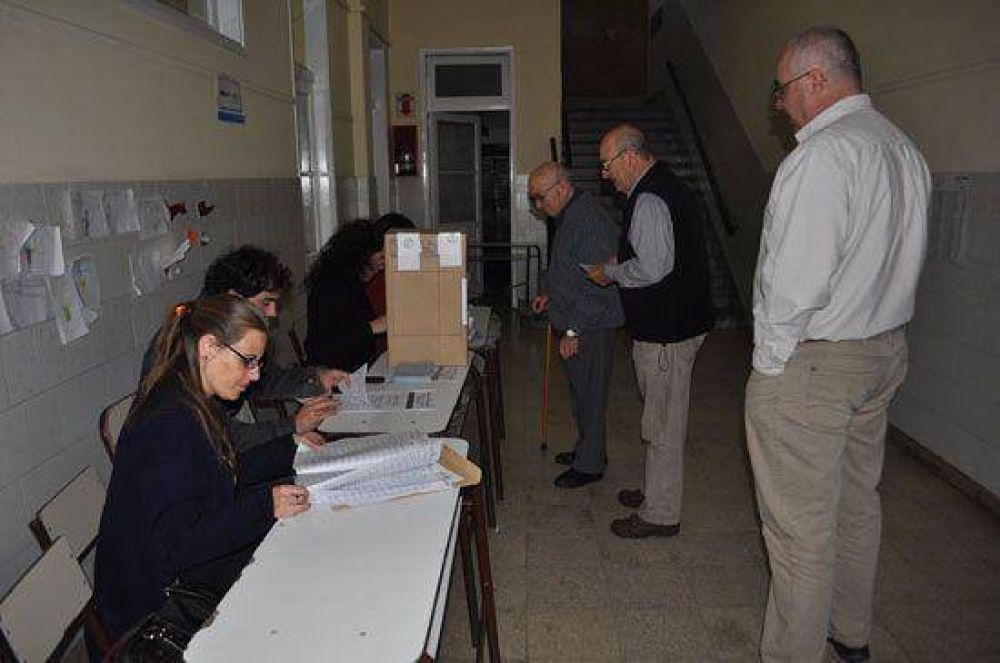 Arranc� puntual y tranquila la jornada electoral
