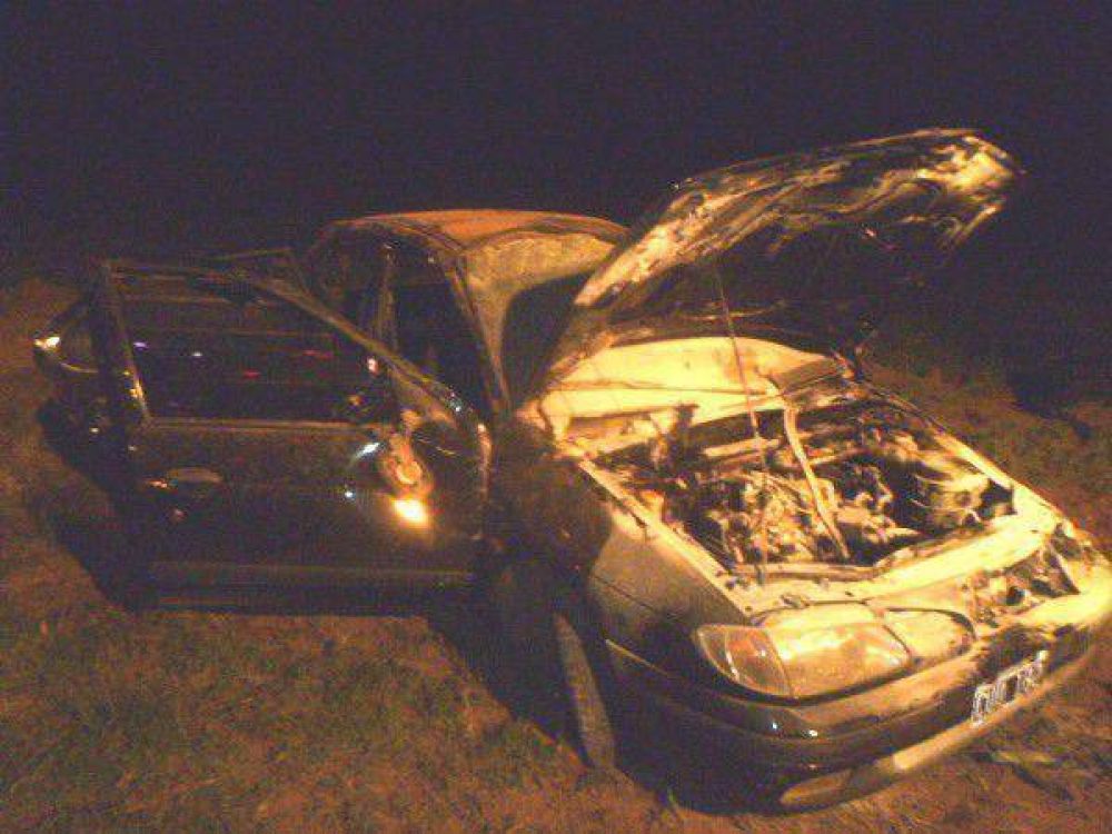 Chocaron dos autos: uno volc� y se prendi� fuego
