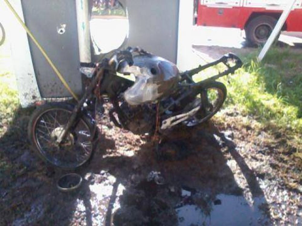 Por venganza le incendiaron la moto que estaba estacionada