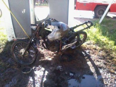 Por venganza le incendiaron la moto que estaba estacionada