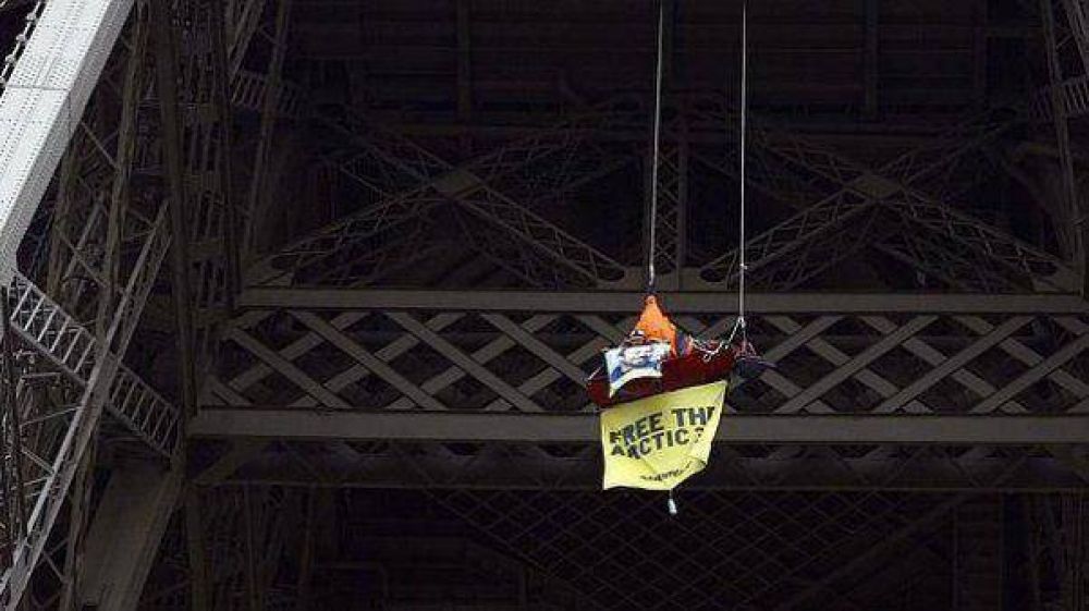Se colg� de la Torre Eiffel para pedir la libertad de los activistas