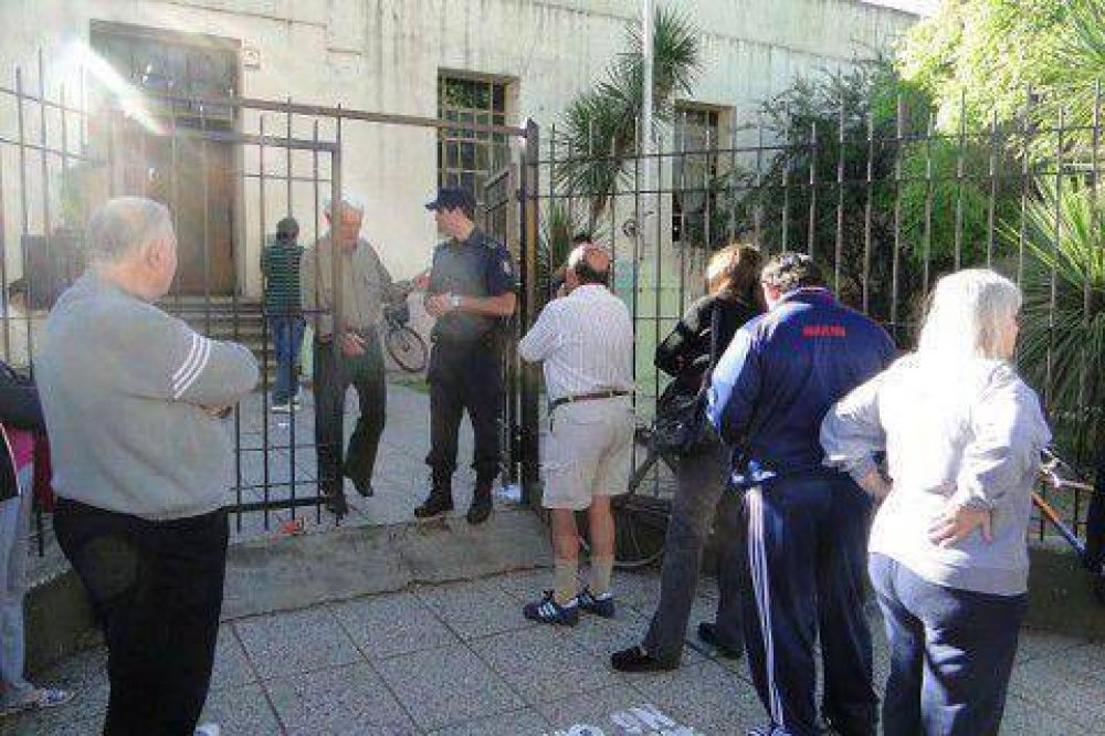 Demoras en la Escuela 14 por la ausencia de presidente de mesa