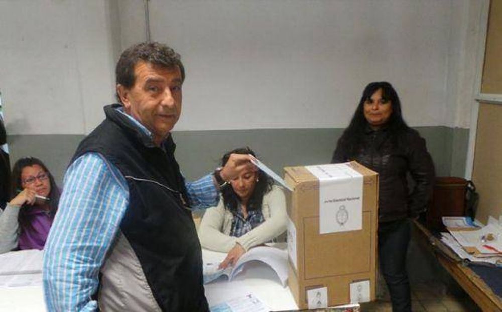 Elecciones 2013: El candidato a concejal del Frente Renovador, Ricardo Male, ya emiti� su voto