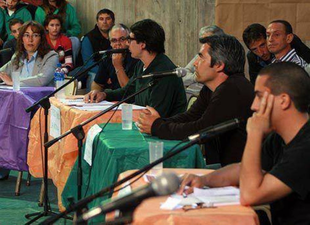 Los candidatos debatieron en la Escuela Estrada