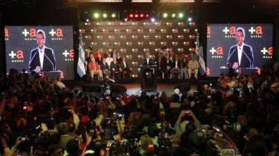 Massa: "La victoria nos obliga a cruzar la frontera y caminar la Argentina"