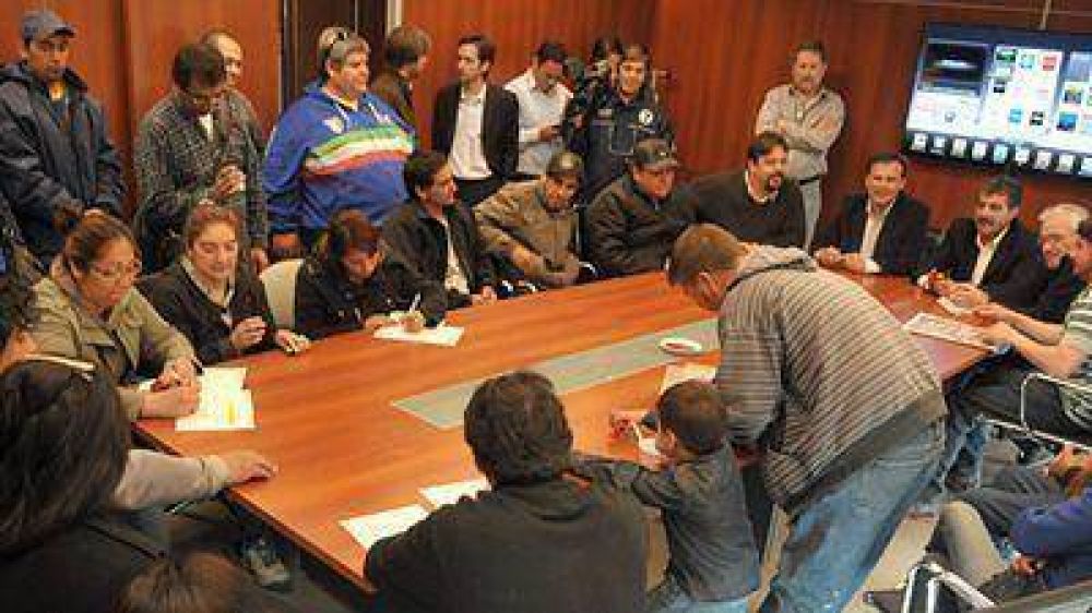 El IPV firm� acuerdo con 17 cooperativas para dar construcci�n de viviendas
