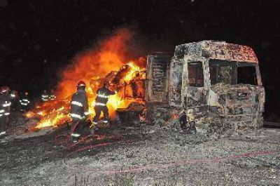 El fuego destruy� un cami�n por completo