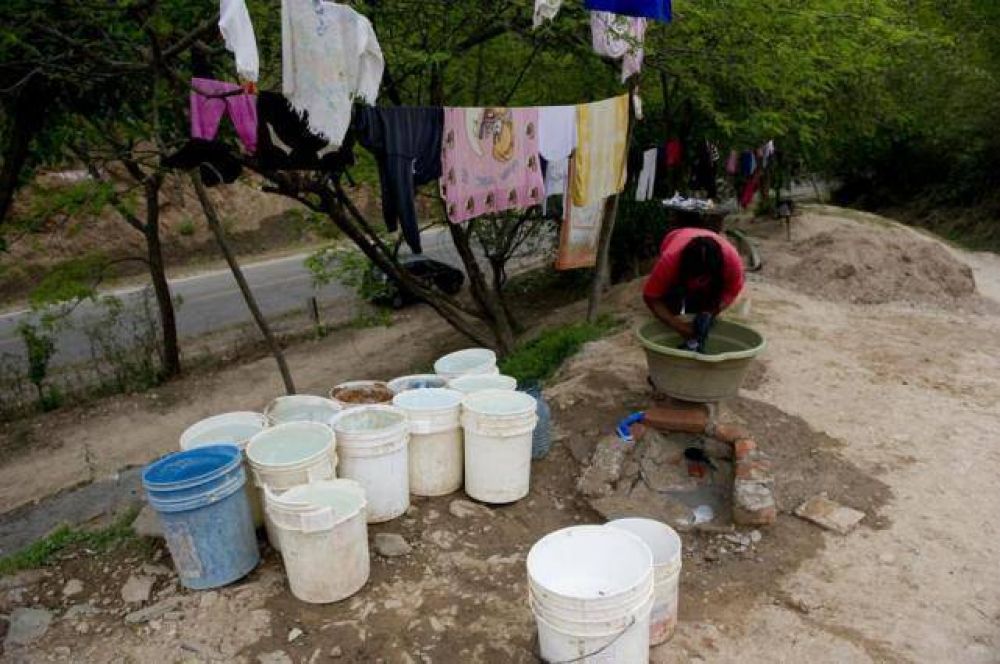 Cada gota vale oro y ellos pasan el d�a junto a los grifos