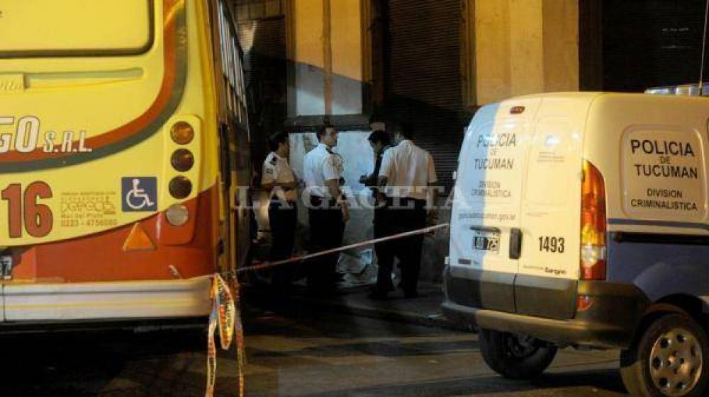 Un �mnibus subi� a la vereda y mat� a un joven en el centro tucumano