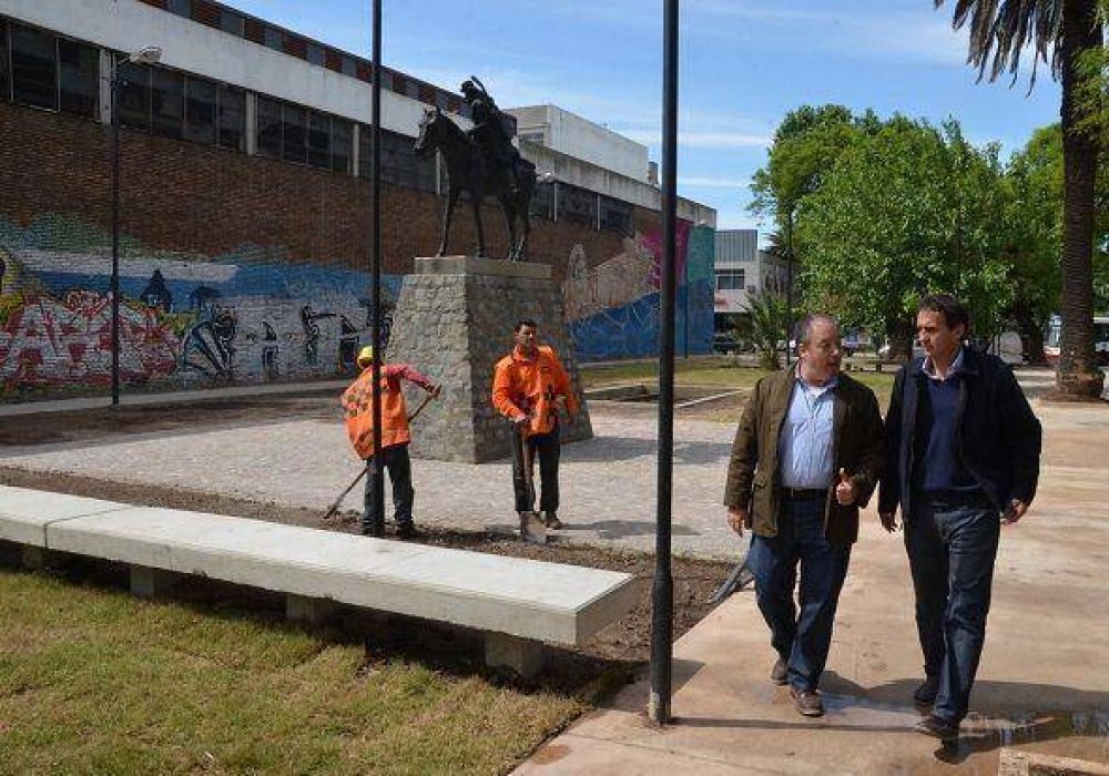 Gabriel Katopodis recorri� el avance de las obras en la Plaza del Gaucho