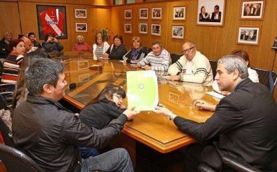 Avellaneda: Jorge Ferraresi entreg� subsidios a vecinos del distrito