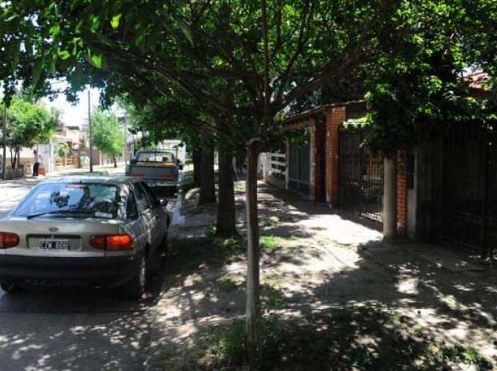 Le dispararon a la cabeza luego de robarle la moto y lo salv� el casco