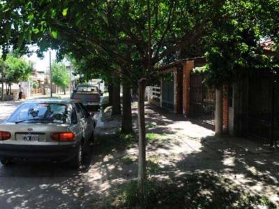 Le dispararon a la cabeza luego de robarle la moto y lo salv� el casco