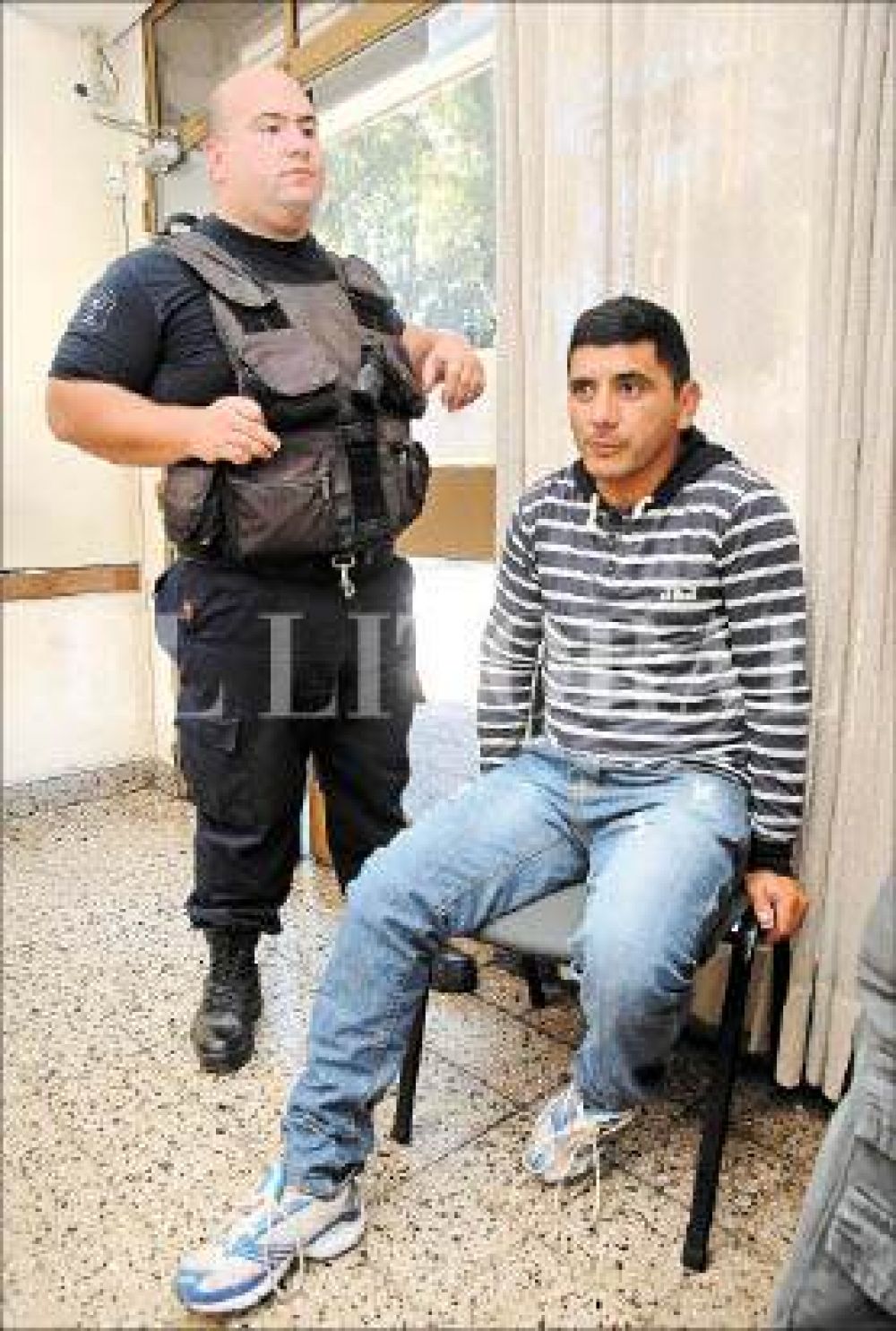 Balearon a un polic�a en Yapey�
