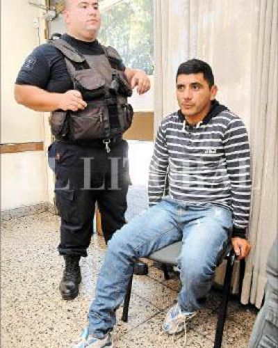 Balearon a un polic�a en Yapey�