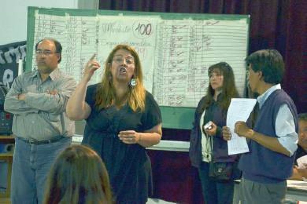 Docentes contin�an con asambleas permanentes y volver�an a las rutas