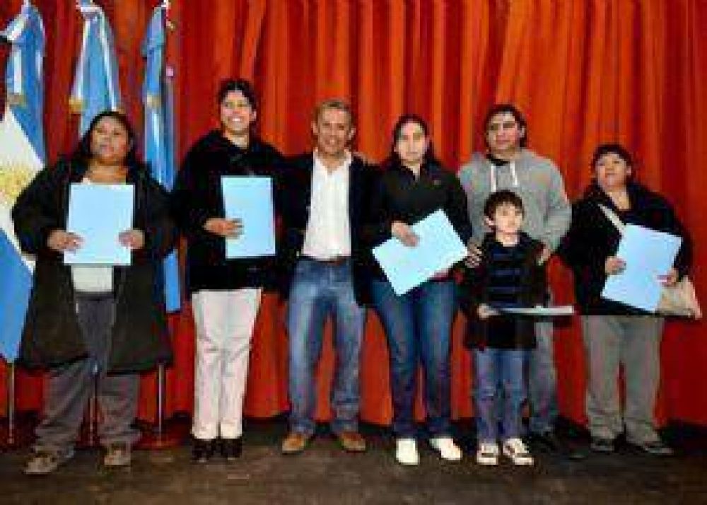 Antes de fin de a�o regularizar�n la tenencia de terrenos de 800 familias