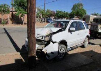 Cutral Co: Se incrustaron contra un poste de luz