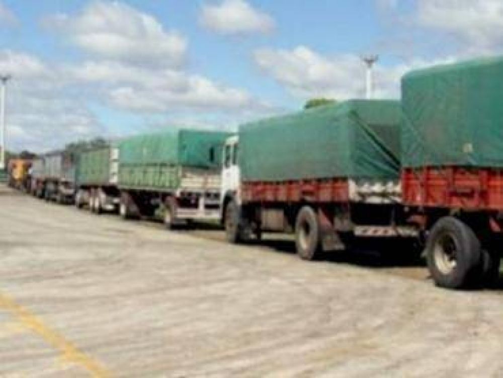 M�s de cuatro kil�metros de cola de camiones esperan en Salto Grande para ingresar al Uruguay