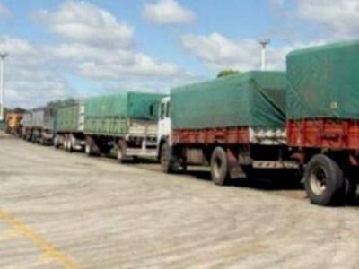 M�s de cuatro kil�metros de cola de camiones esperan en Salto Grande para ingresar al Uruguay