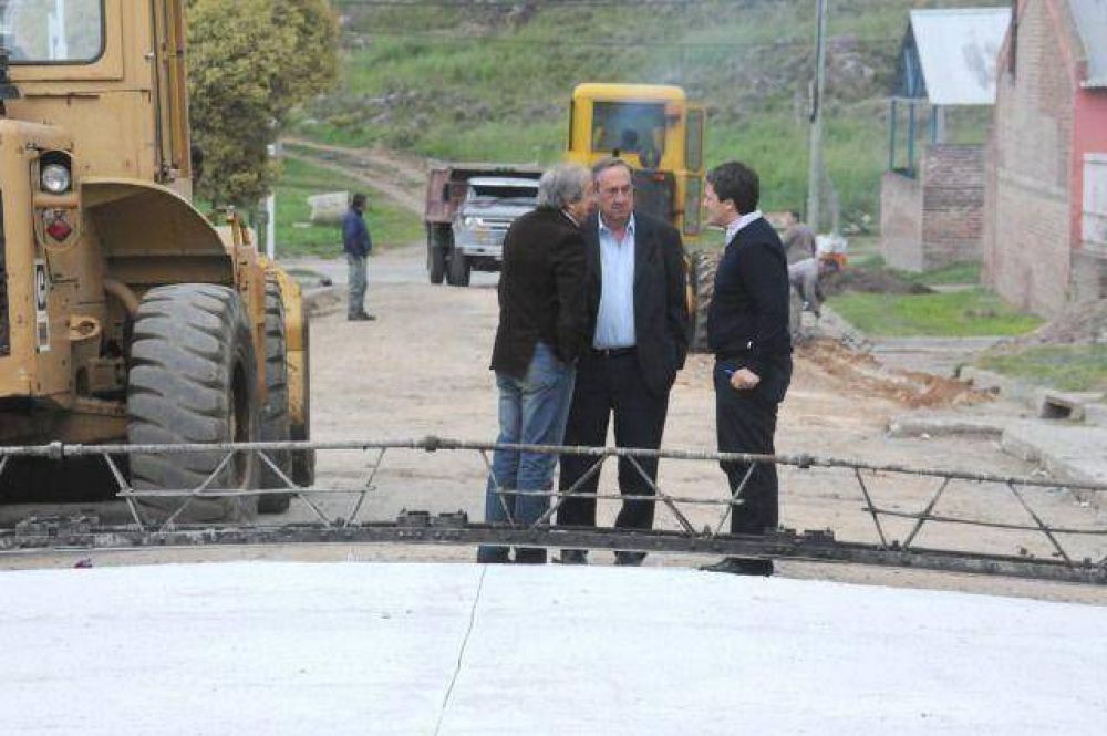 Lunghi supervis� las obras de pavimentaci�n de Tunitas