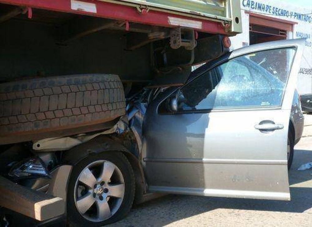 Un hombre herido al chocar contra un cami�n estacionado