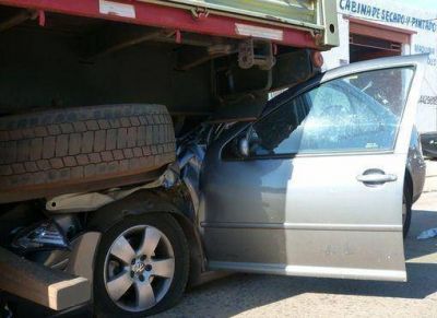 Un hombre herido al chocar contra un cami�n estacionado