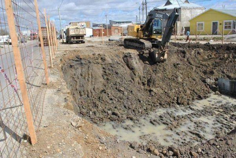 Contin�an los trabajos de construcci�n de la planta elevadora en barrio Evita