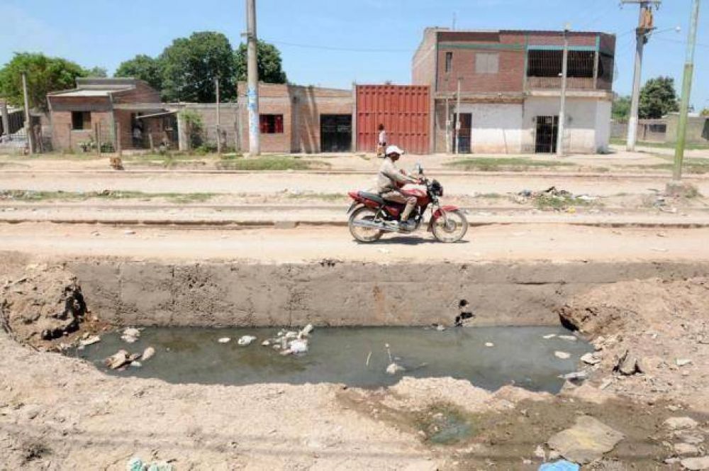 Son rehenes de cloacas rotas y de una obra inconclusa