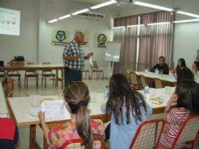 Perfeccionan a profesionales para �reas de Hoteler�a, Gastronom�a y Turismo