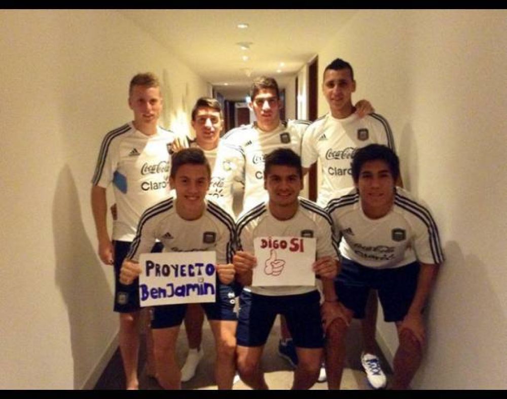 Desde Dubai los jugadores de la selecci�n sub 17 de f�tbol apoyaron el proyecto Benjam�n