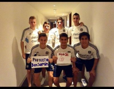 Desde Dubai los jugadores de la selecci�n sub 17 de f�tbol apoyaron el proyecto Benjam�n