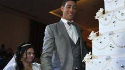 Con 2,51 metros, se cas� el hombre m�s alto del mundo