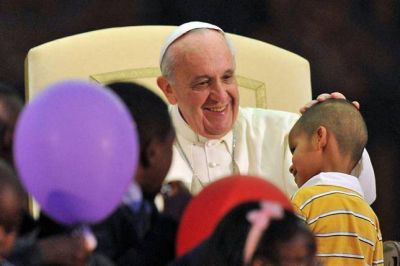 El conmovedor abrazo de un ni�o al papa Francisco en la Fiesta de la Familia