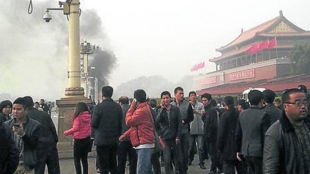 China: un auto explot� en la plaza Tiananmen y dej� cinco muertos
